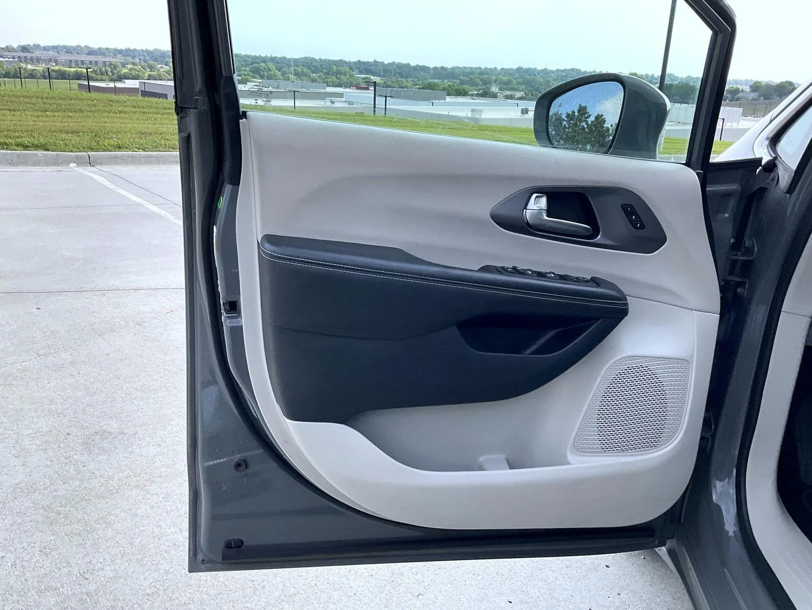 Used 2022 White Chrysler Touring L image 10