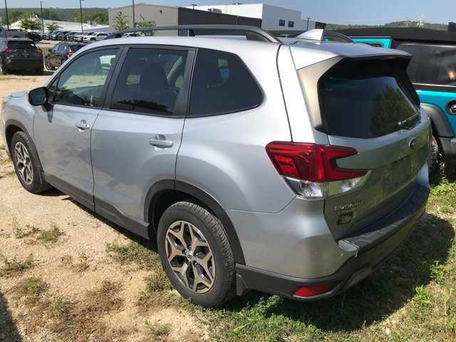 Used 2020 Ice Silver Metallic Subaru Premium image 4