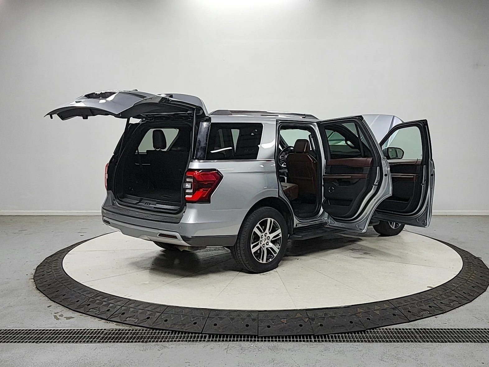 Used 2024 Silver Ford Limited image 16