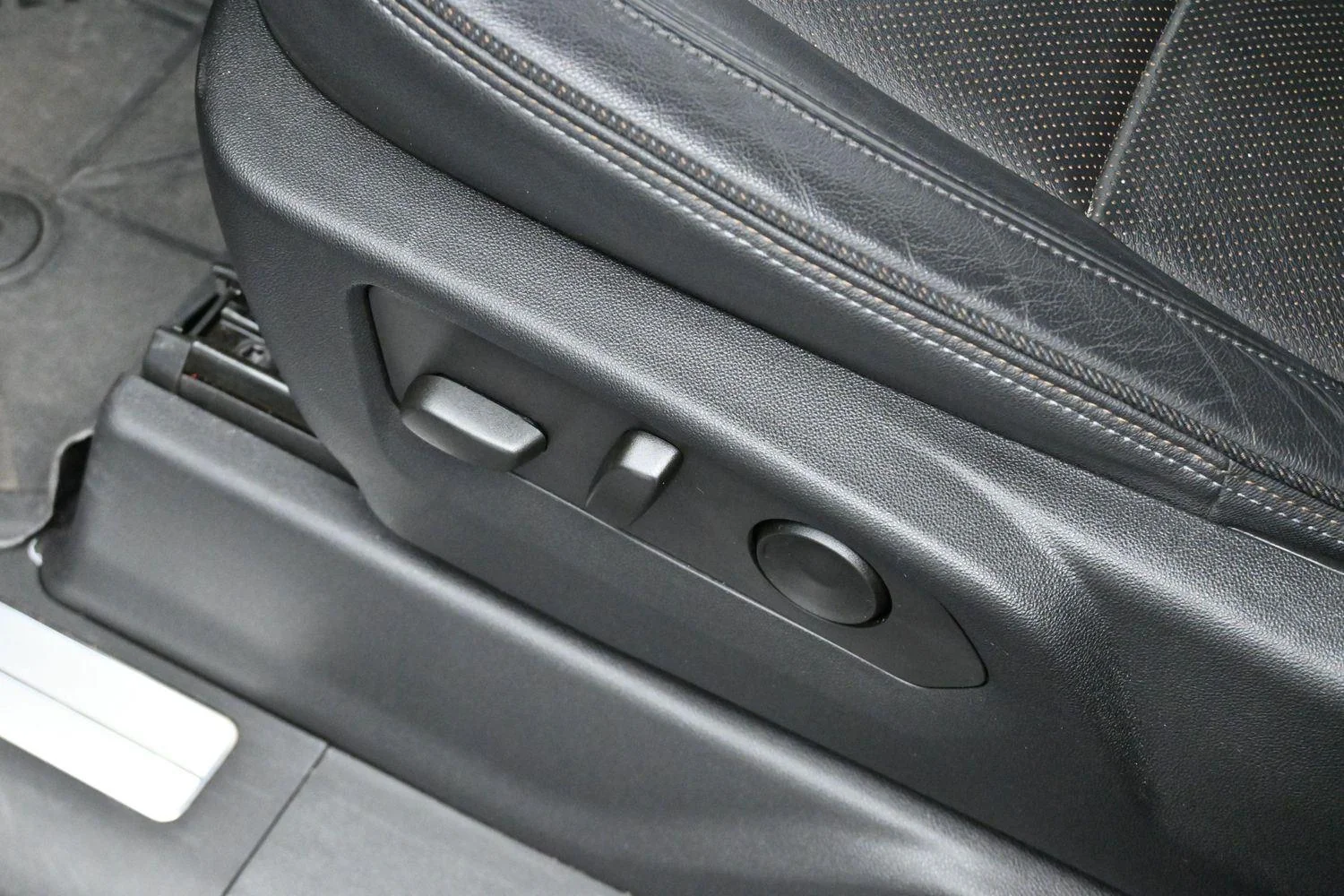 Used 2023 Dark Ash Metallic Chevrolet High Country image 14