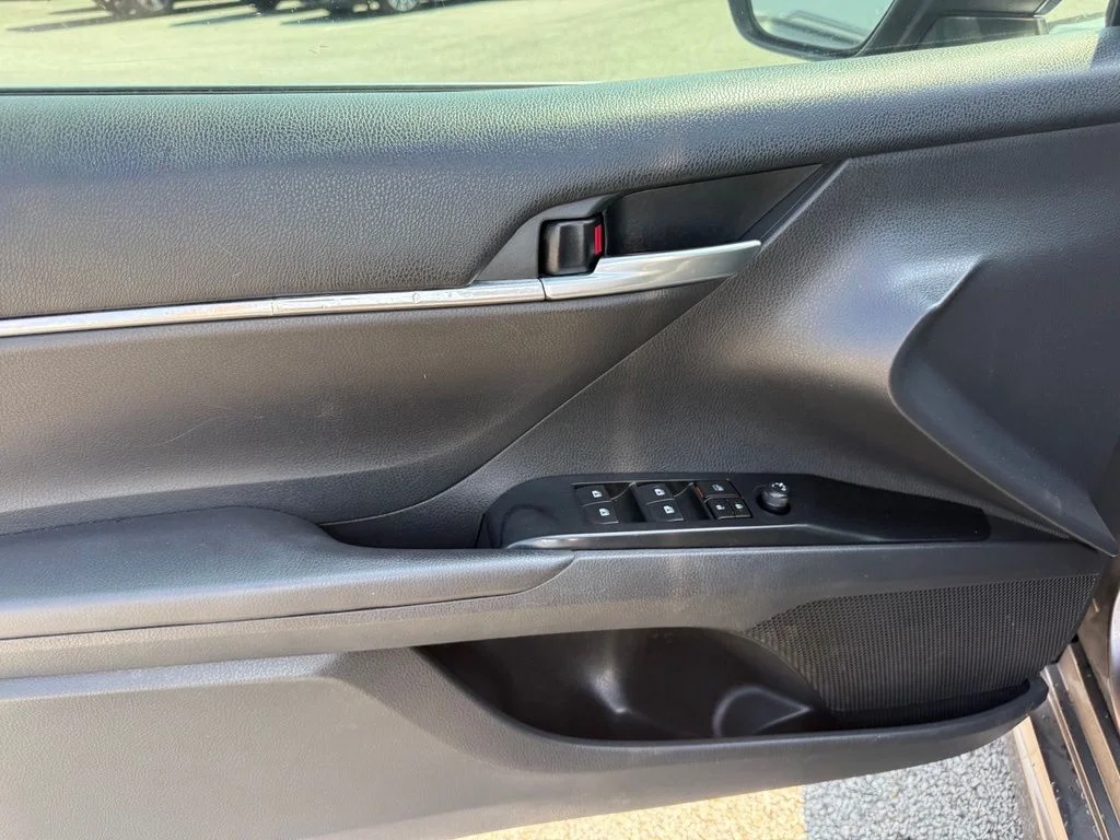 Used 2018 Gray Toyota SE image 5