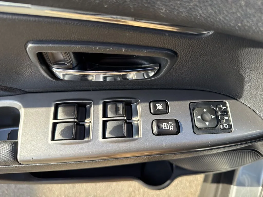 Used 2023 Silver Mitsubishi ES image 28
