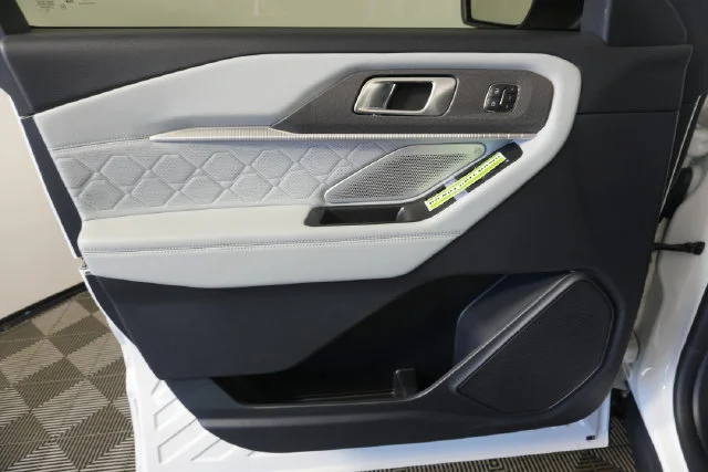 New 2027 Star White Metallic Tri-Coat Ford Platinum™ image 25