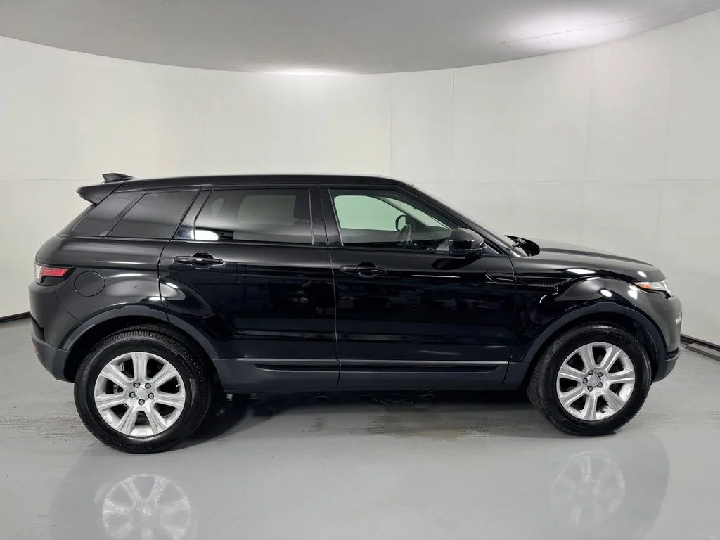 Used 2019 Narvik Black Land Rover SE image 4