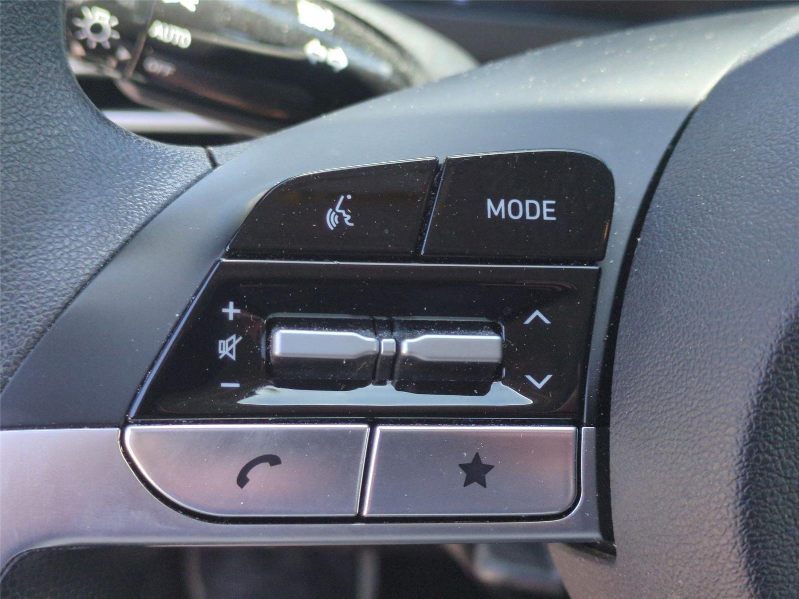 Used 2025 Amazon Gray Hyundai SE image 19