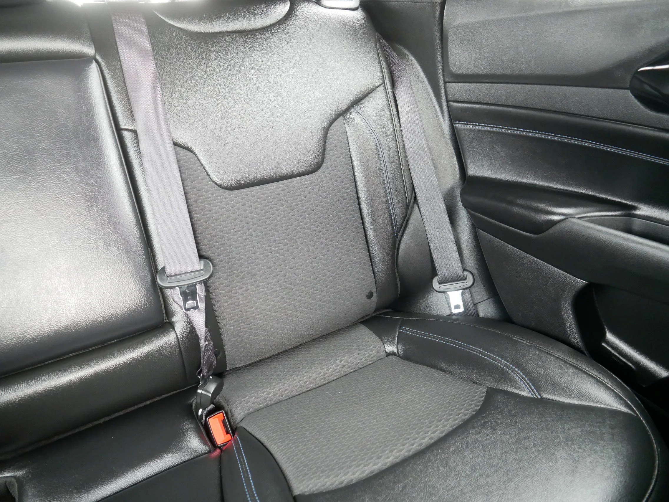 Used 2025 Silver Zynith Metallic Clearcoat Jeep Latitude image 14