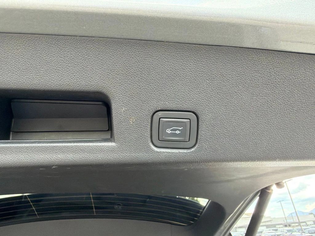 Used 2025 Gray Chevrolet Z71 image 25