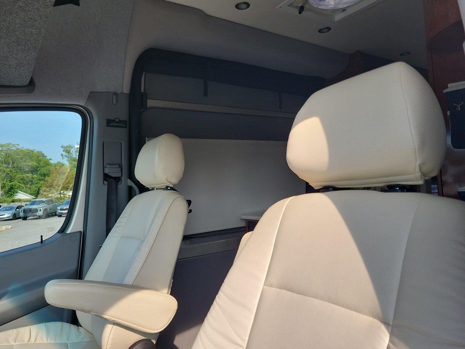 Used 2017  Mercedes-Benz 3500 HIGH ROOF V6 image 24
