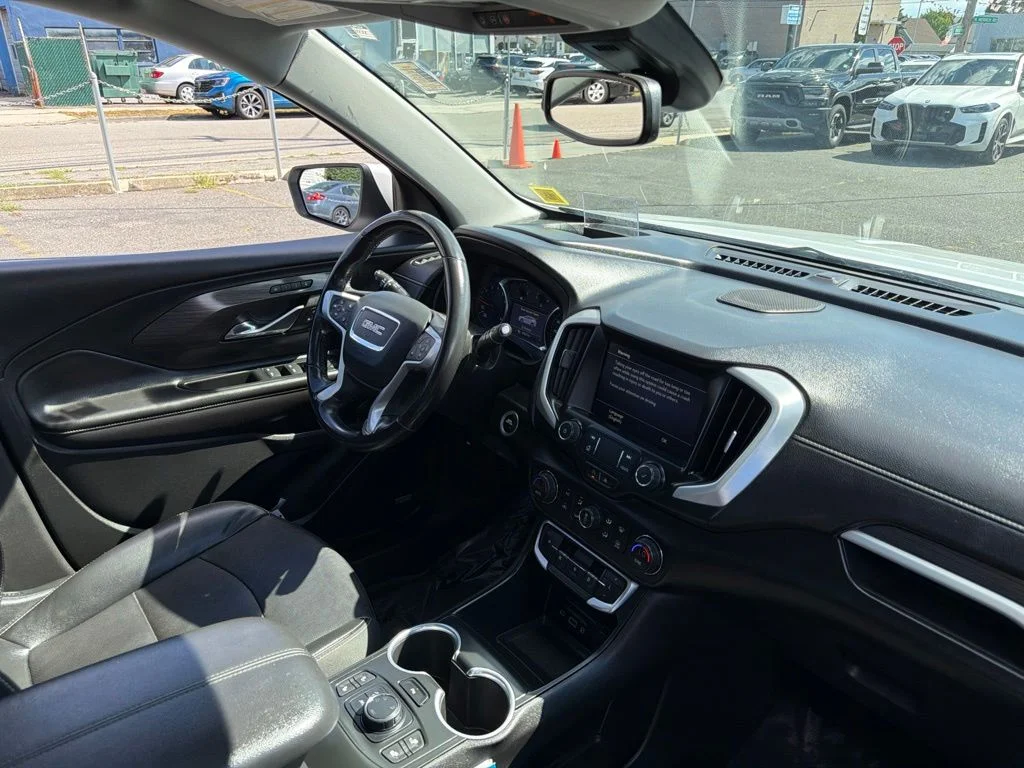 Used 2022 White GMC SLT image 18