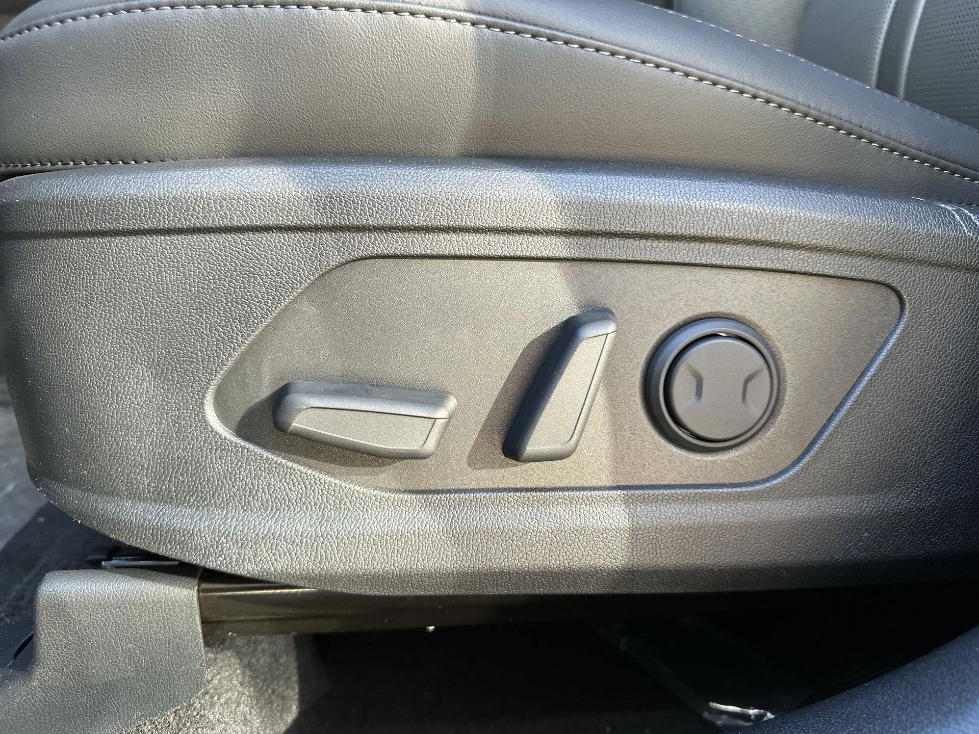 New 2026 Glacial White Pearl Kia EX image 17