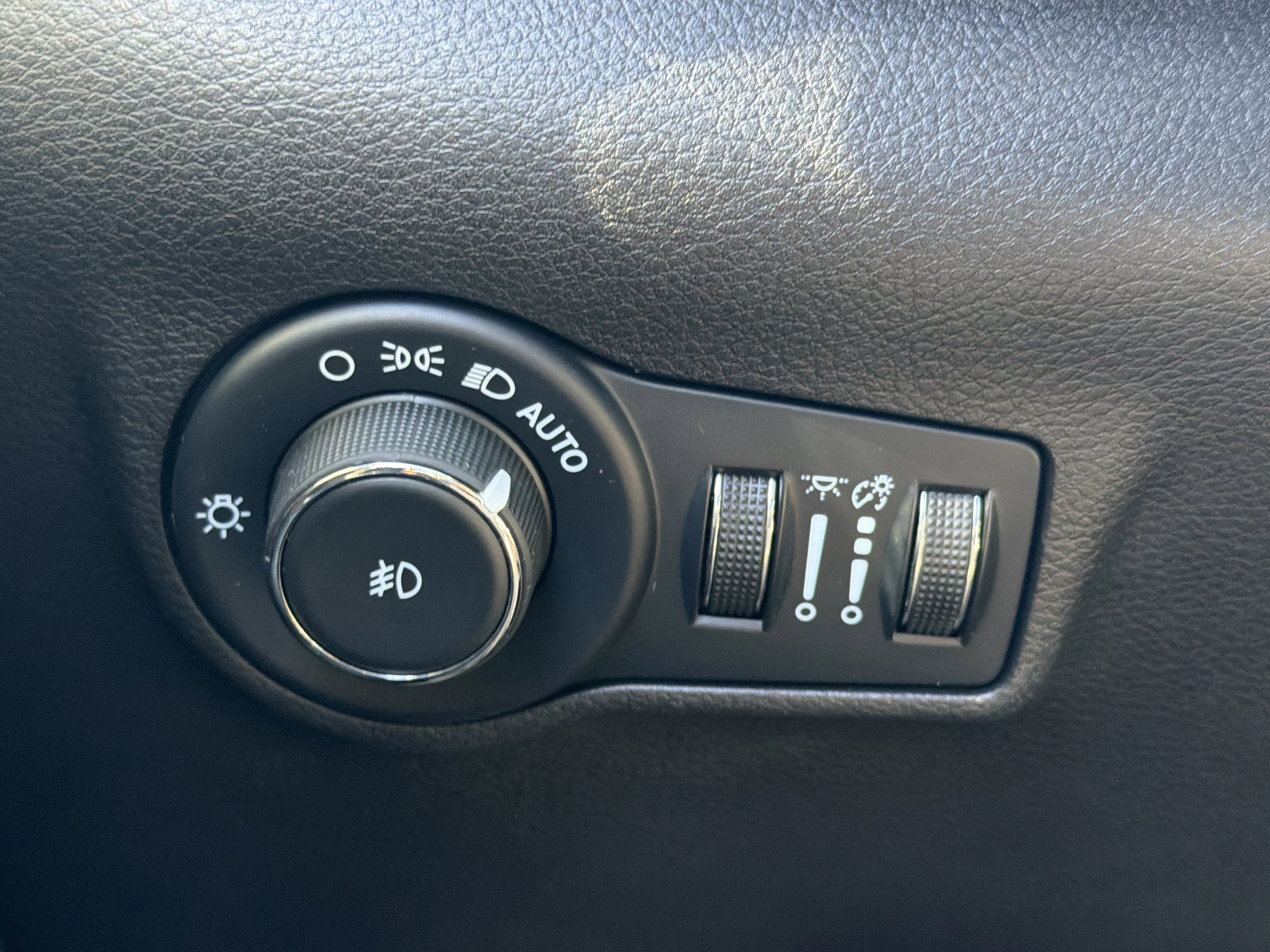Used 2023 Billet Silver Metallic Clearcoat Jeep Trailhawk image 25
