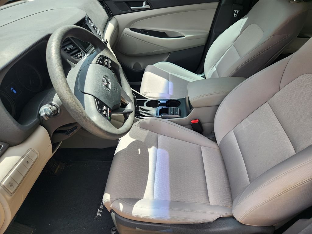 Used 2017 Molten Silver Hyundai SE image 11
