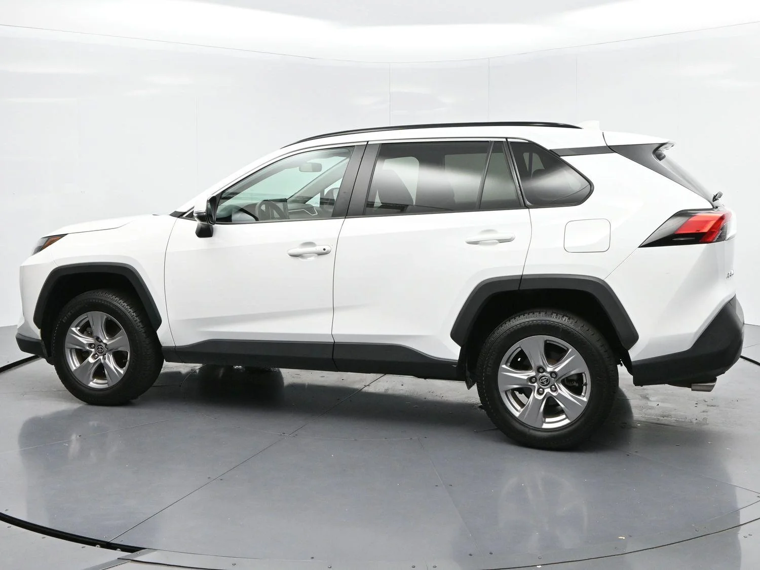 Used 2022 White Toyota XLE image 5