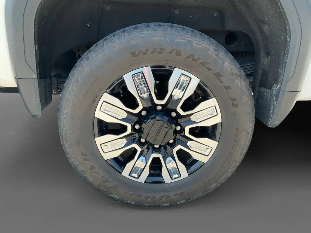 Used 2025 White Frost Tricoat GMC Denali image 8