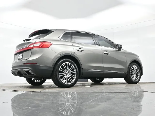 Used 2016 Luxe Metallic Lincoln Reserve image 32