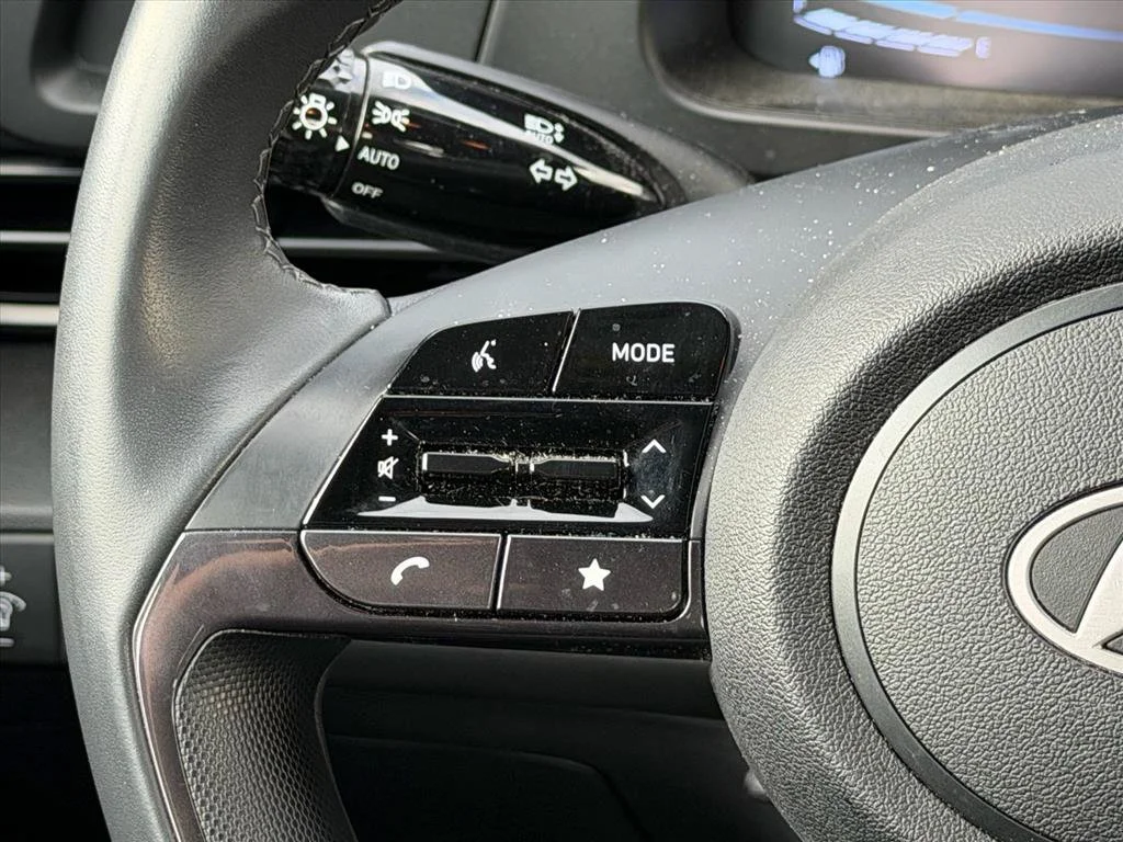 Used 2025 White Hyundai SEL Sport image 21