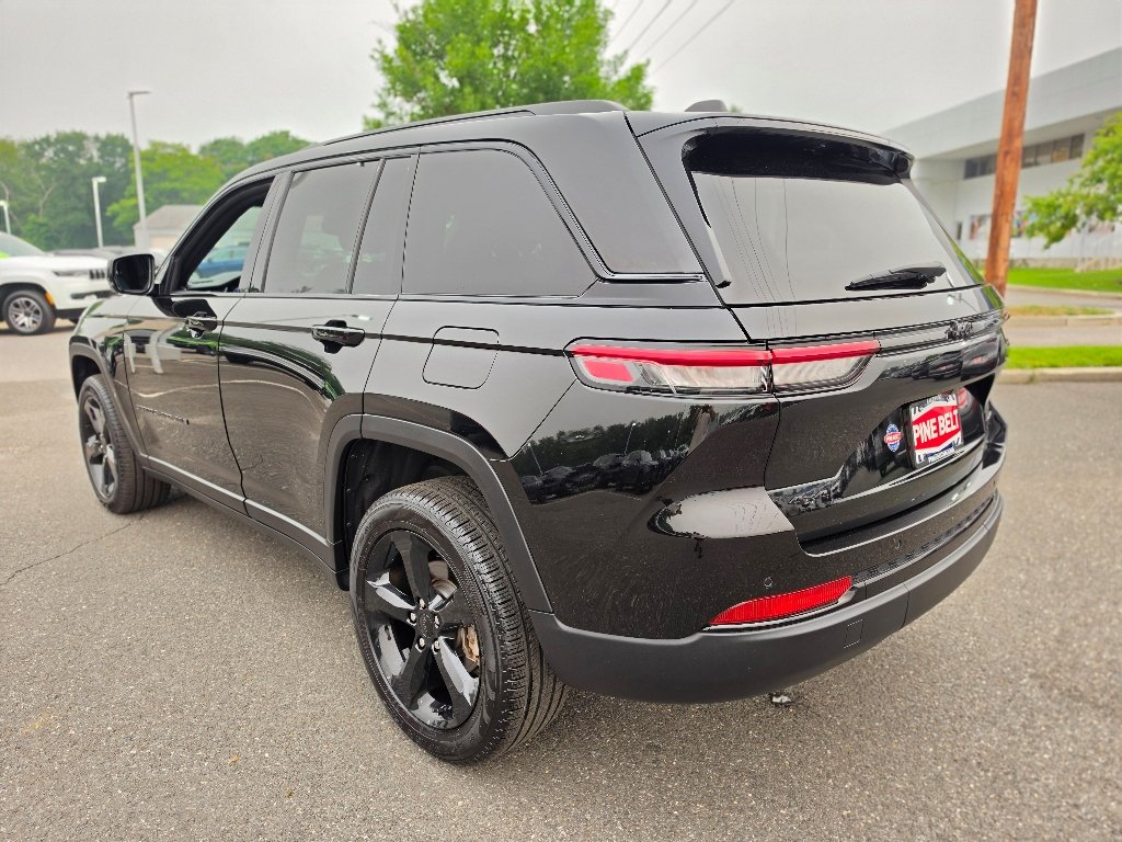Used 2024 Diamond Black Crystal Pearl Coat Jeep Limited image 20