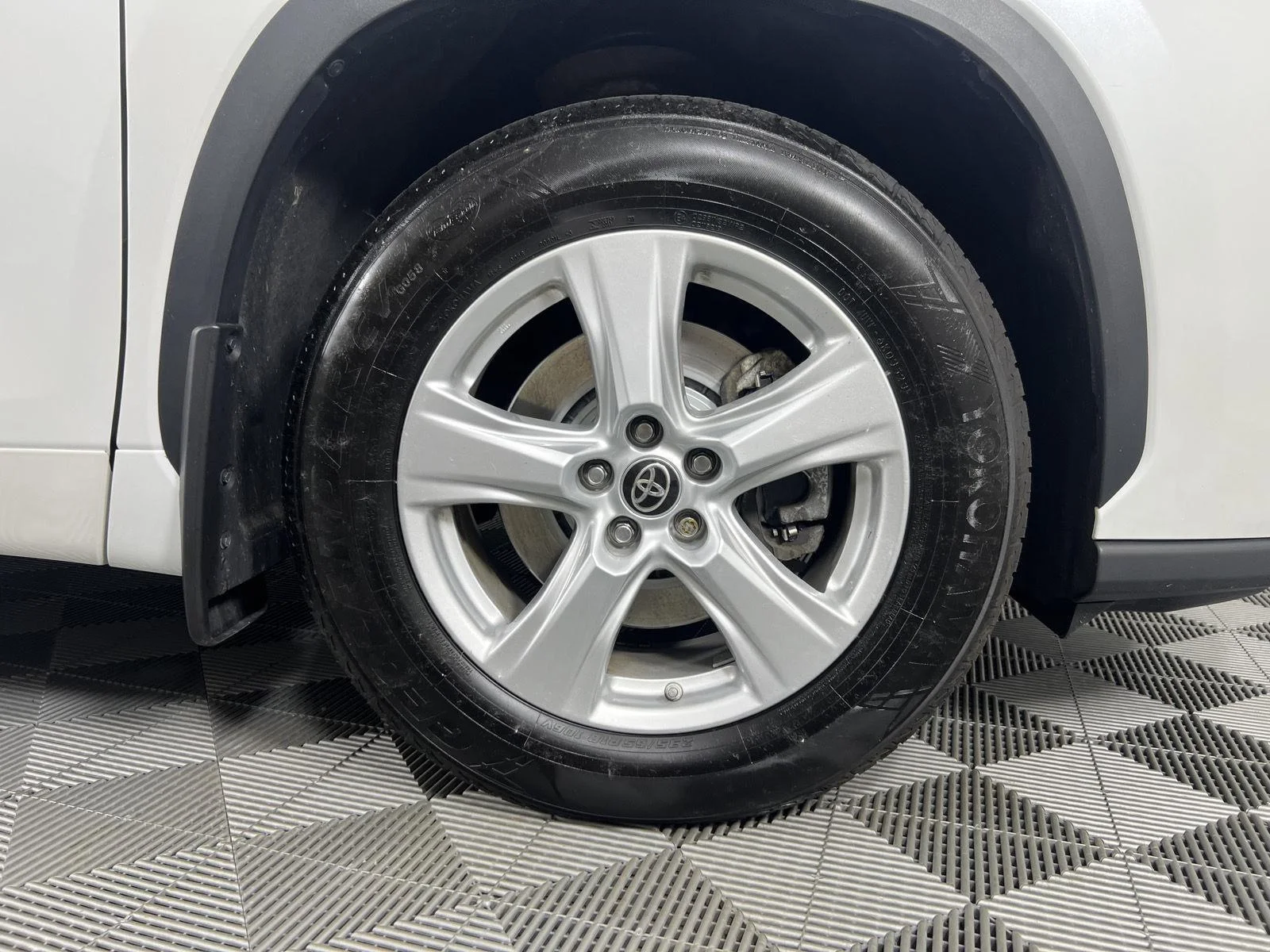 Used 2022 Wind Chill Pearl Toyota LE image 12