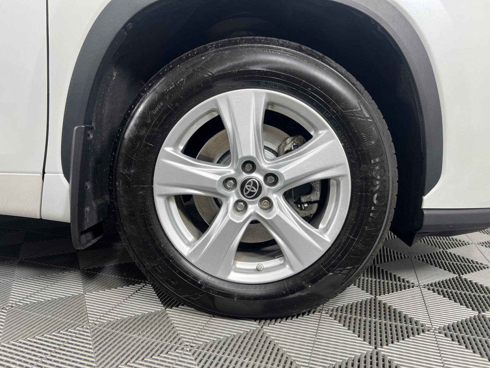 Used 2022 Wind Chill Pearl Toyota LE image 12