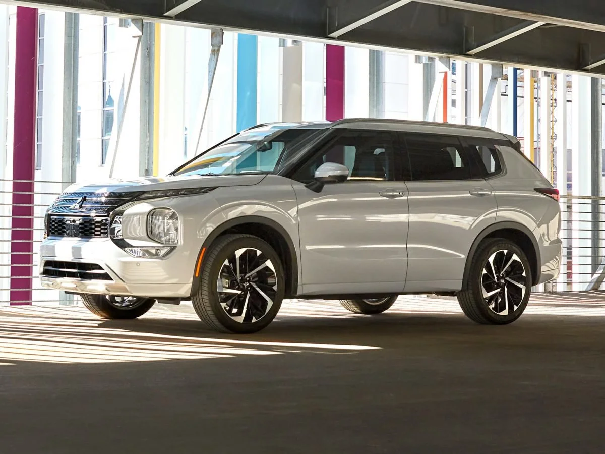 2024 Mitsubishi Outlander SE 2WD's photo
