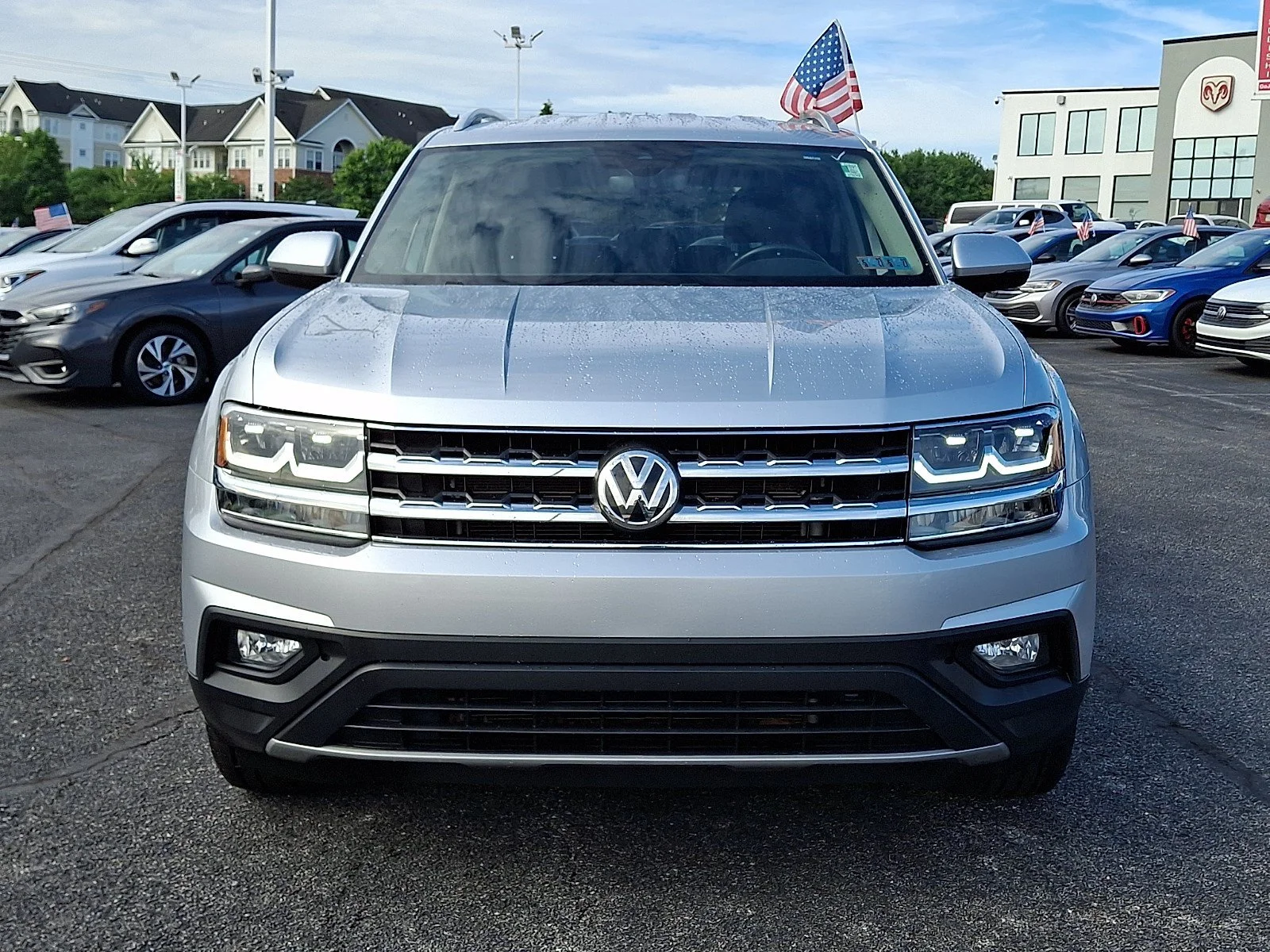 Used 2019 Reflex Silver Metallic   8E8e Volkswagen 3.6L V6 SE w/Technology image 2