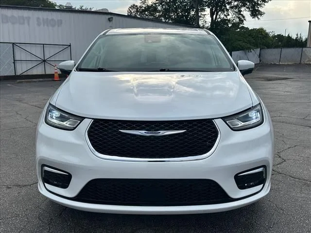 Used 2023 White Chrysler Touring L image 4