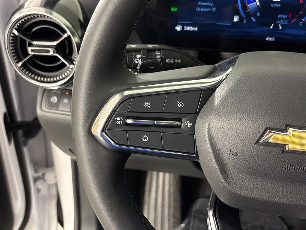 New 2027 Summit White Chevrolet LT image 23