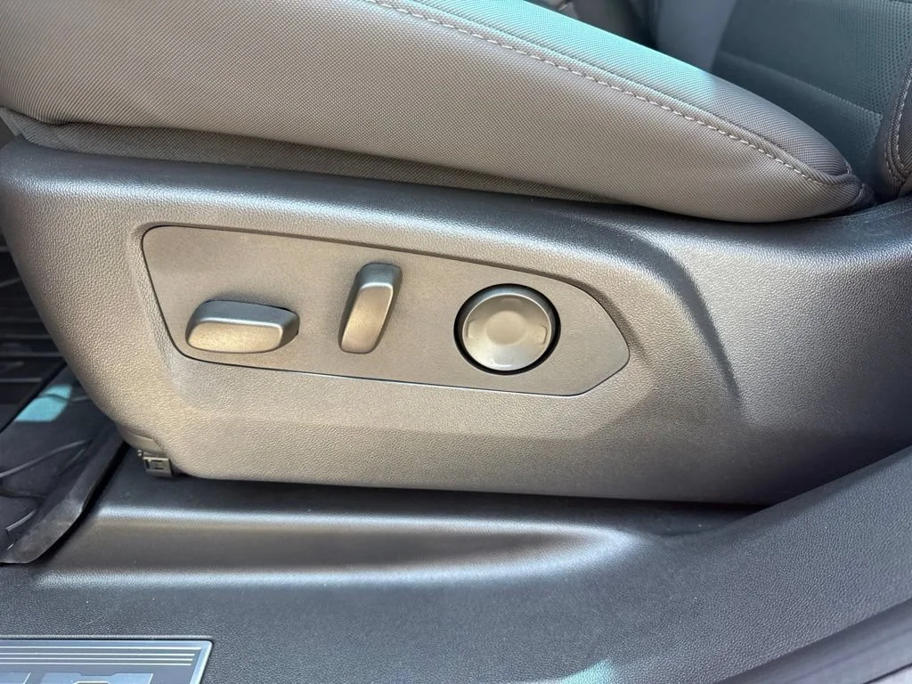 Used 2025 Solar Orange GMC 2X image 10