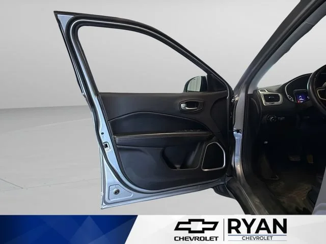 Used 2018 Silver Jeep Latitude image 34