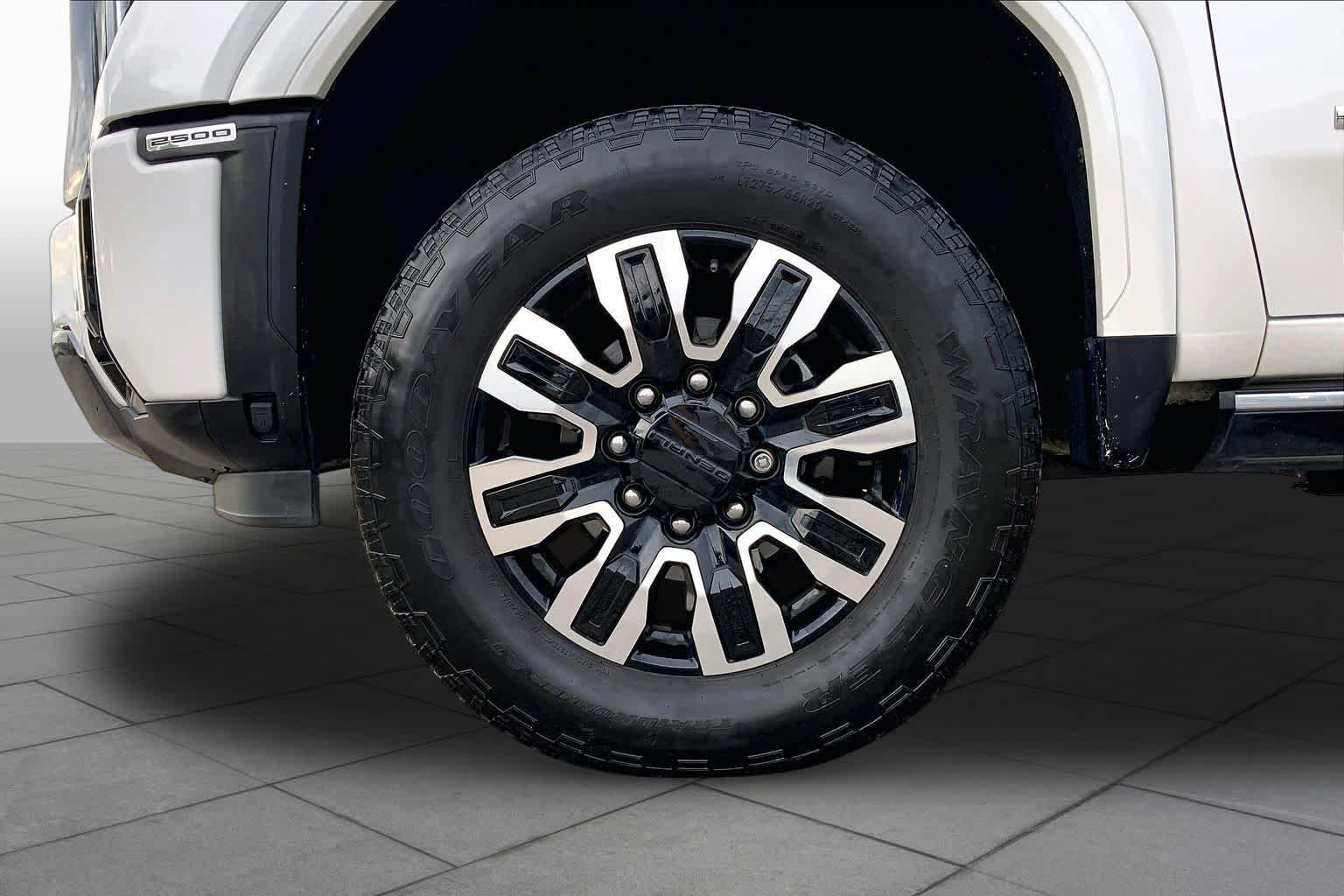 Used 2024 White Frost Tricoat GMC Denali Ultimate image 11