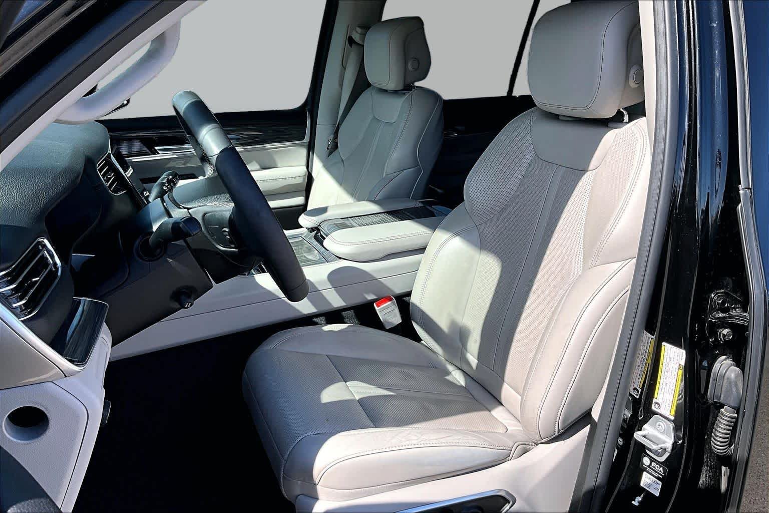 Used 2022 Diamond Black Crystal Pearlcoat Jeep Series III image 7