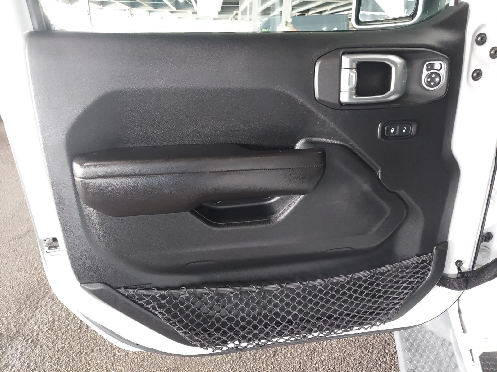 Used 2018 Bright White Clearcoat Jeep Sport S image 27