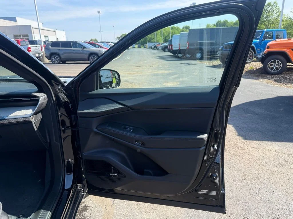 New 2026 Diamond Black Crystal Pearl-Coat Exterior Paint Jeep Limited image 50