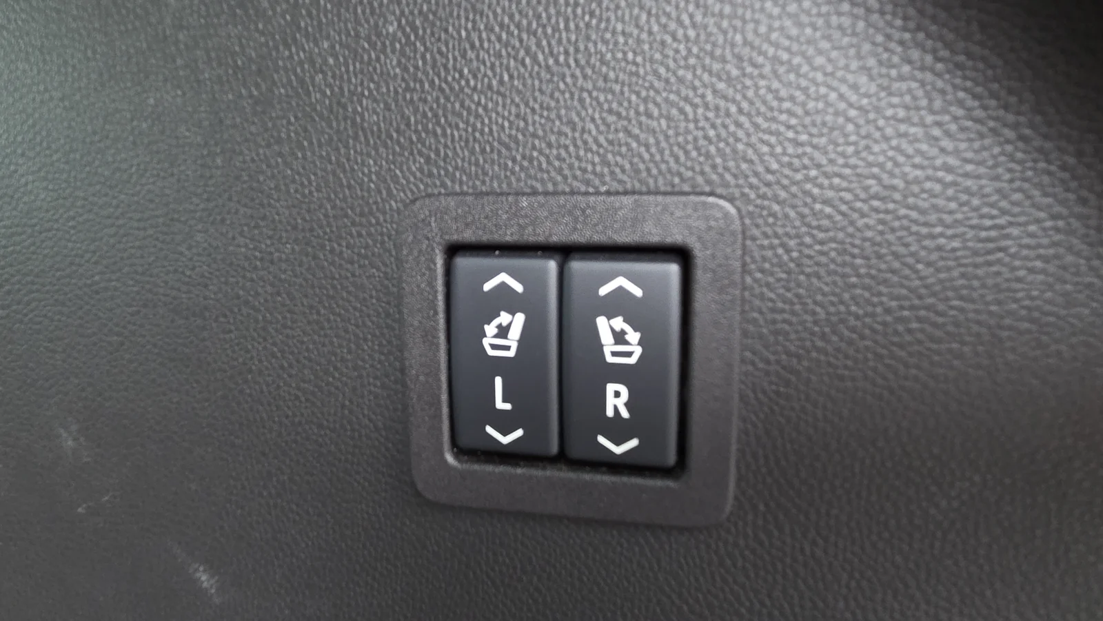 Used 2024 White Buick Premium Group image 21