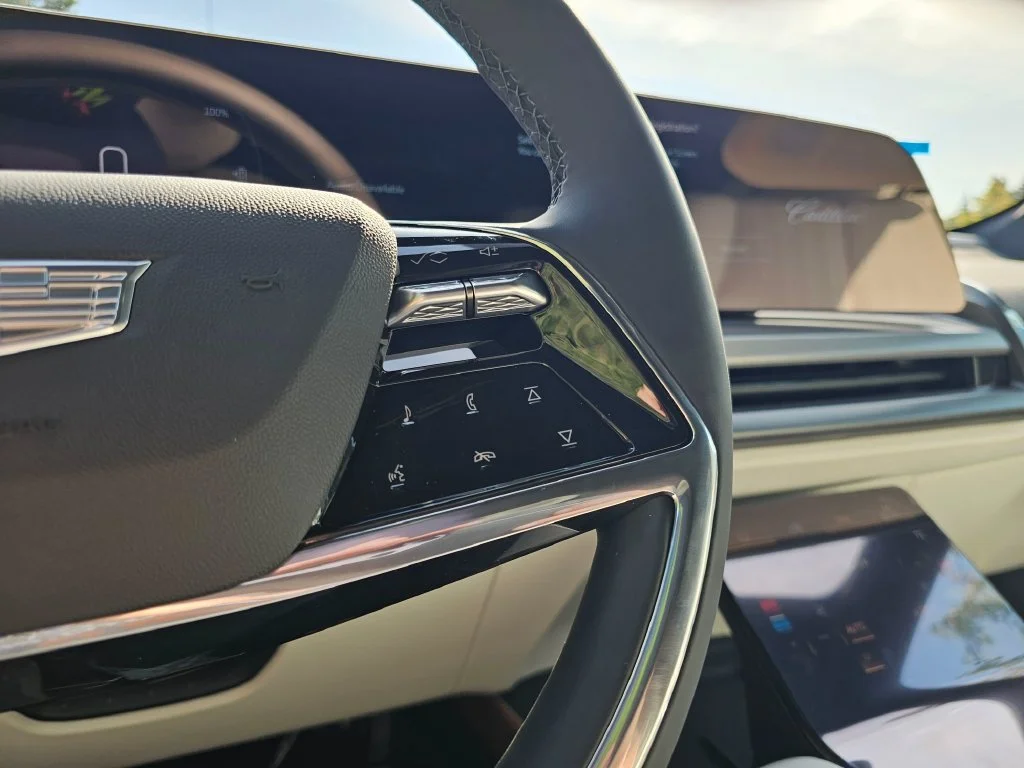 New 2027 Vibrant White Tricoat Cadillac Luxury image 35