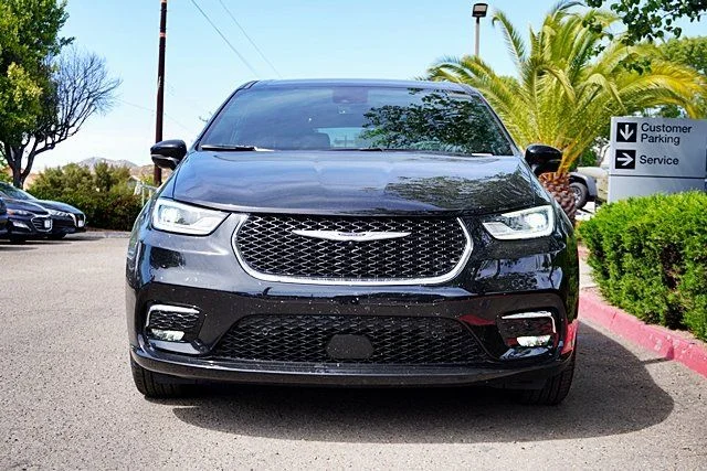 New 2026 Diamond Black Crystal Pearl-Coat Exterior Paint Chrysler Select image 4