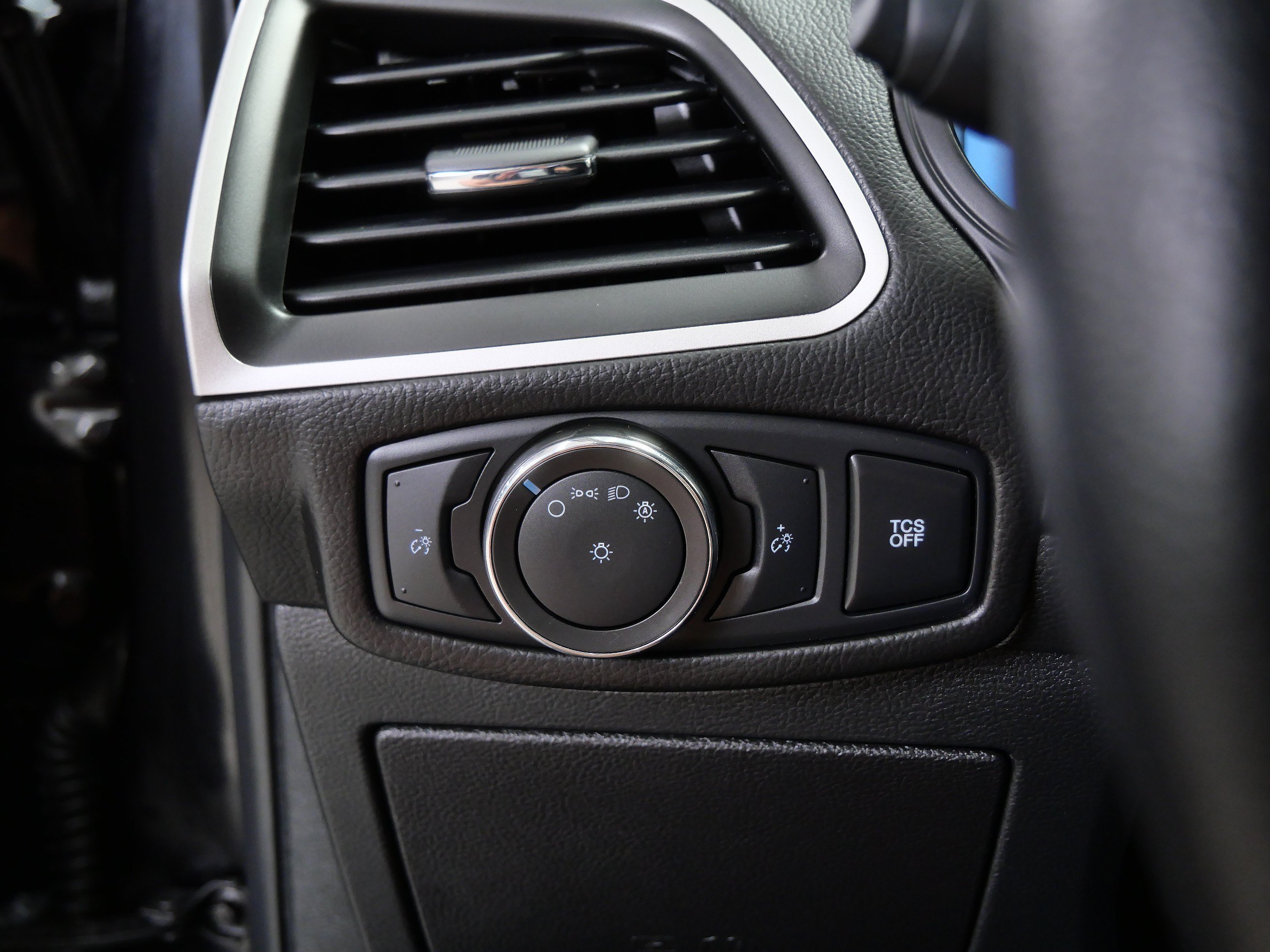 Used 2022 Black Ford SE image 21