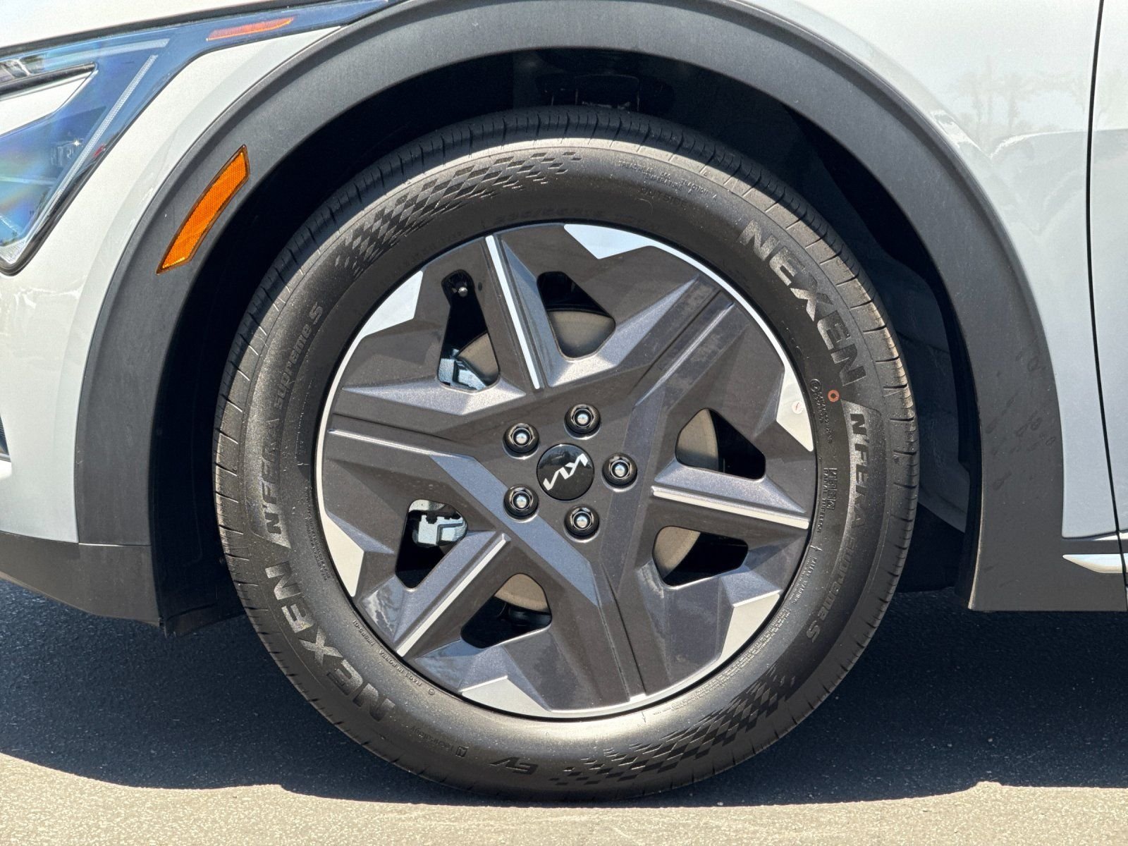 New 2026 Wolf Gray Kia LIGHT image 32