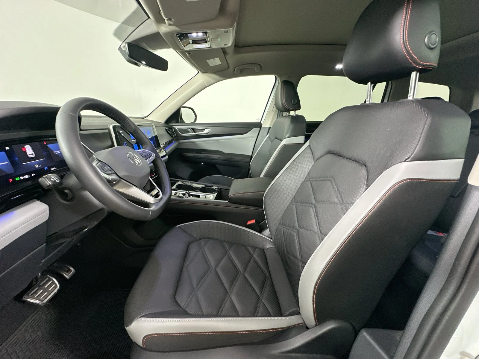 Used 2025  Volkswagen  image 33