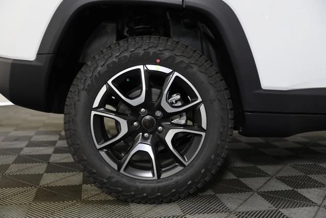 New 2026 Bright White Clear-Coat Exterior Paint Jeep Trailhawk image 35