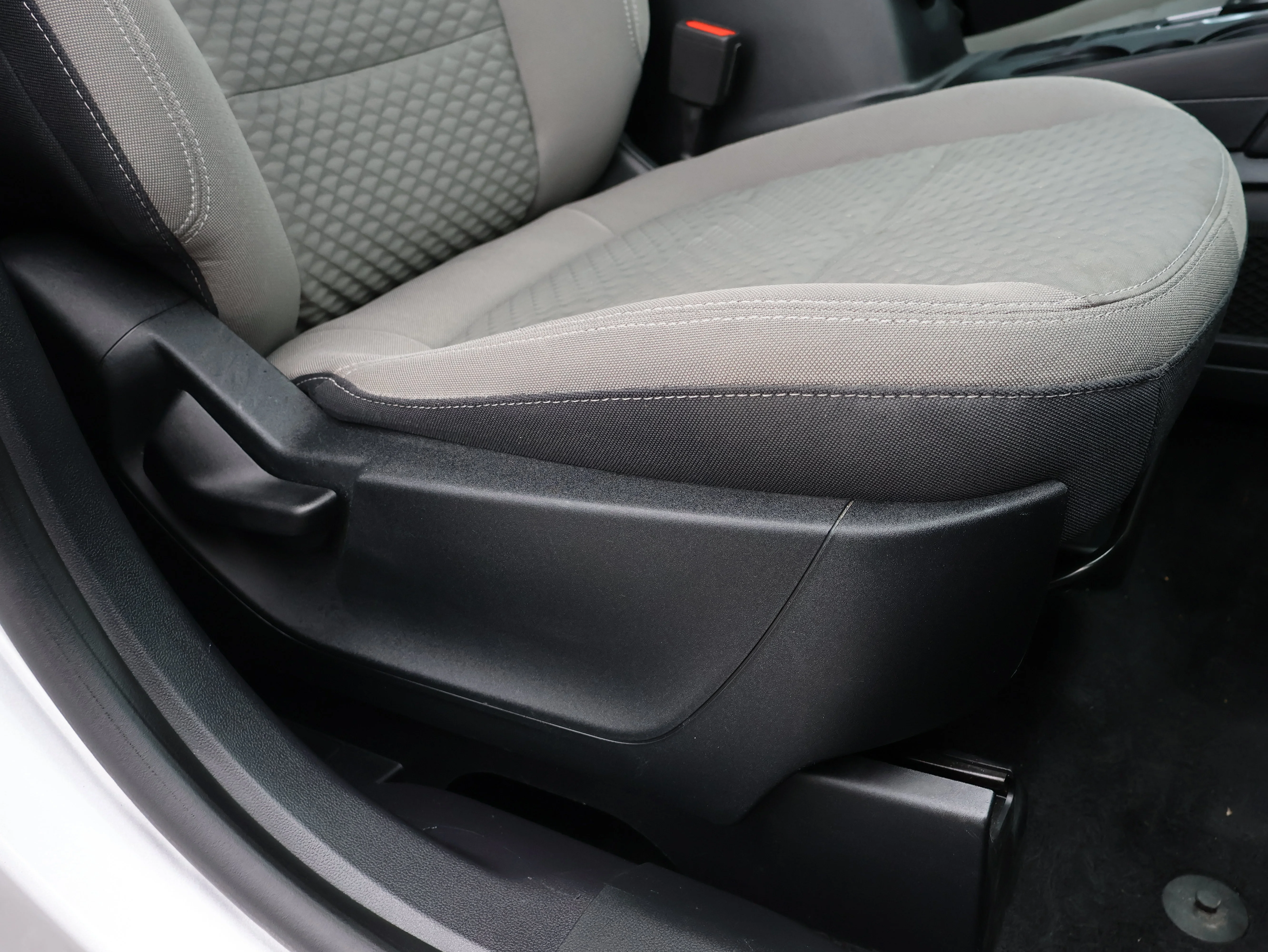 Used 2020 Ingot Silver Metallic Ford SE image 6