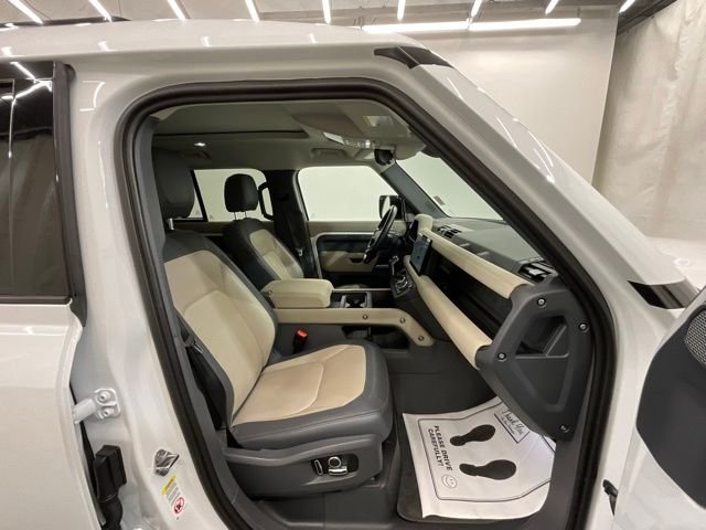 Used 2024 White Land Rover X-Dynamic SE image 24