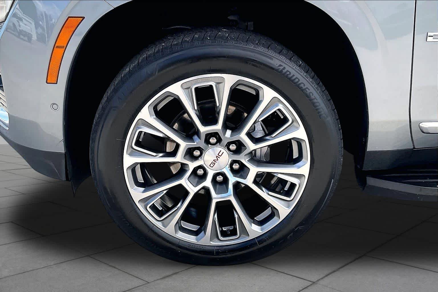 Used 2025 Sterling Metallic GMC Denali image 10