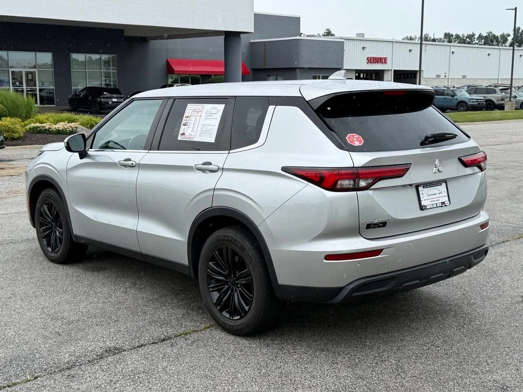 Used 2022  Mitsubishi ES image 4