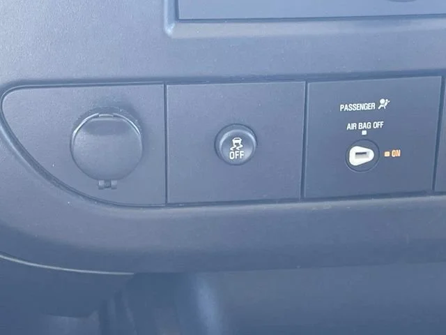 Used 2025 Summit White Chevrolet 1LT image 21