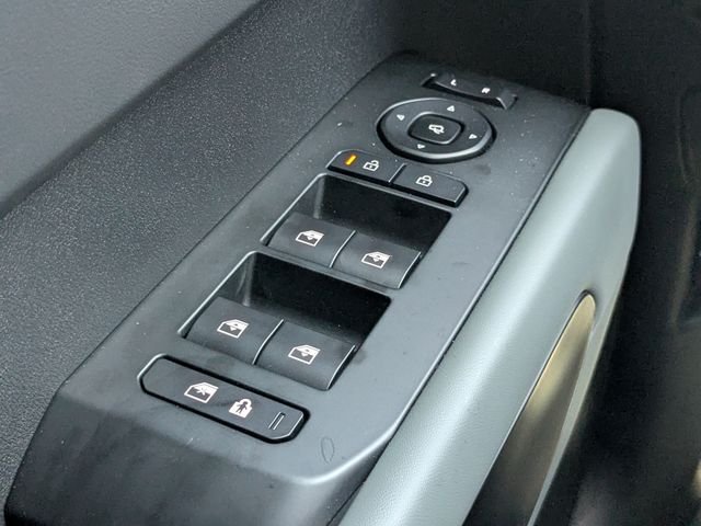 New 2027 Glacial White Pearl Kia X-LINE SX image 32