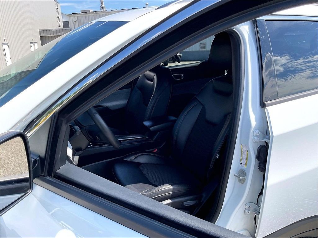 Used 2024 White Jeep Latitude image 10