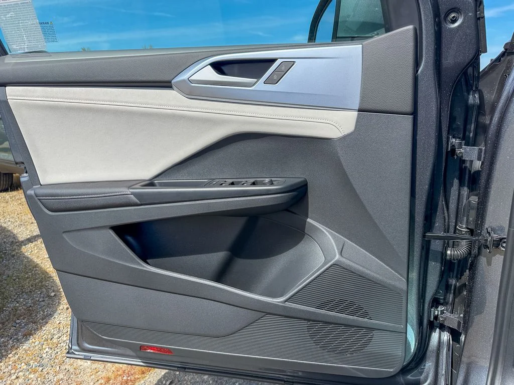 New 2026 Platinum Gray Metallic Volkswagen 1.5T SE image 13