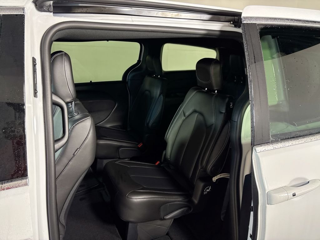 New 2026 Bright White Clear-Coat Exterior Paint Chrysler Select image 18