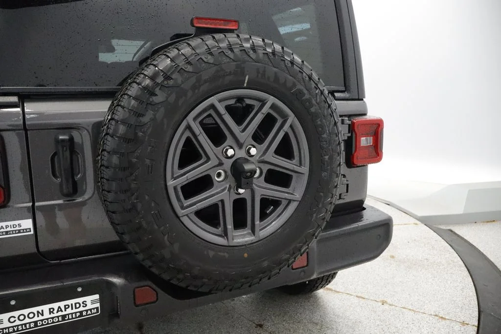 New 2026 Granite Crystal Metallic Clearcoat Jeep Sport S image 16